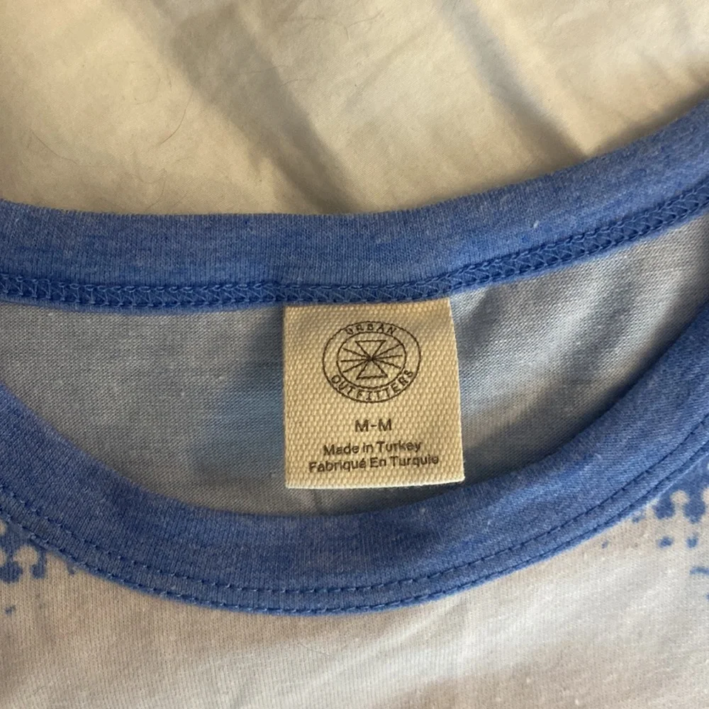 Urban Outfitters Blue and White Graphic Crop Top - Picture 3 of 3